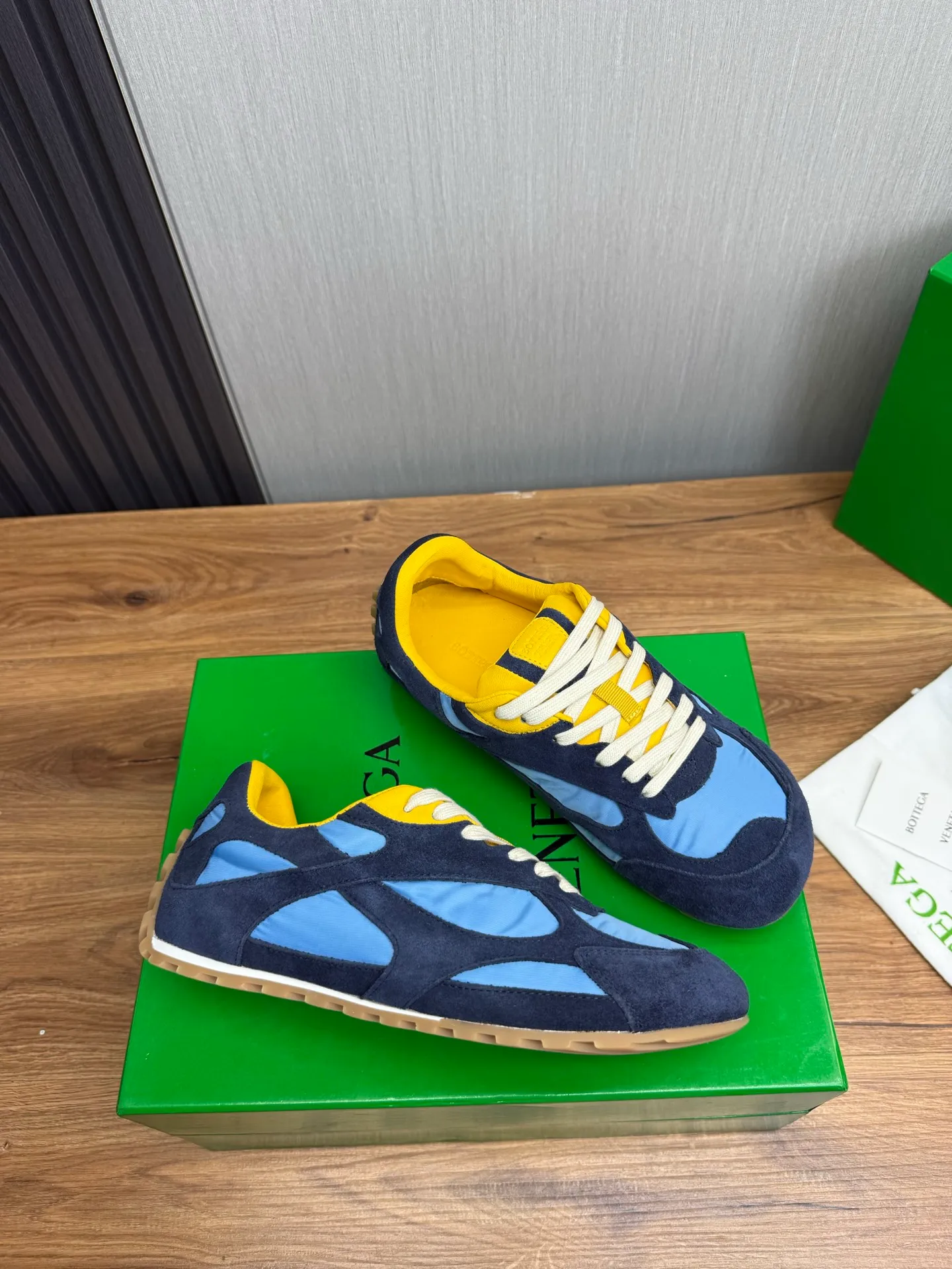 Men's men's shoes💰540💰 Bottega Veneta｜BV's new Forrest Gump shoes. Dexun shoes🩷💚 Sneaker technology nylon and suede, inspired by retro sneakers, light, comfortable, breathable and essential item. Original wear-resistant and non-slip rubber outsole❕❗️ Size: Female 35-40 (40 is custom-made and cannot be returned) Male 39-45 (45 is custom-made and cannot be returned or exchanged)